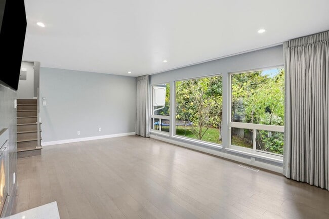 Photo - 2010 Santa Cruz Ave