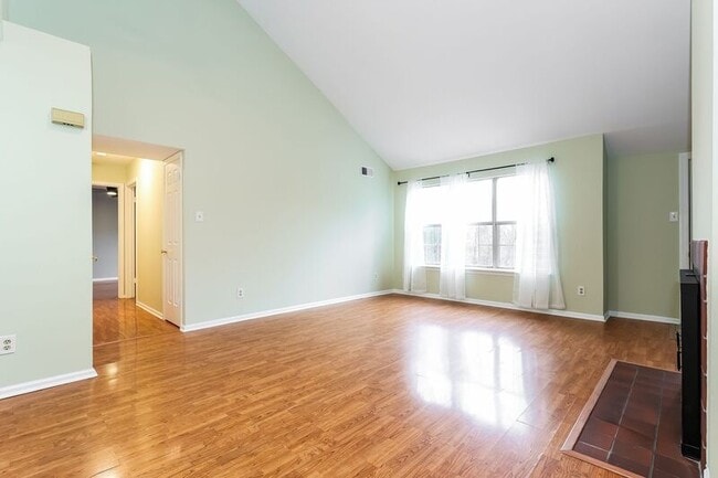 Photo - 654B Woodford Ln