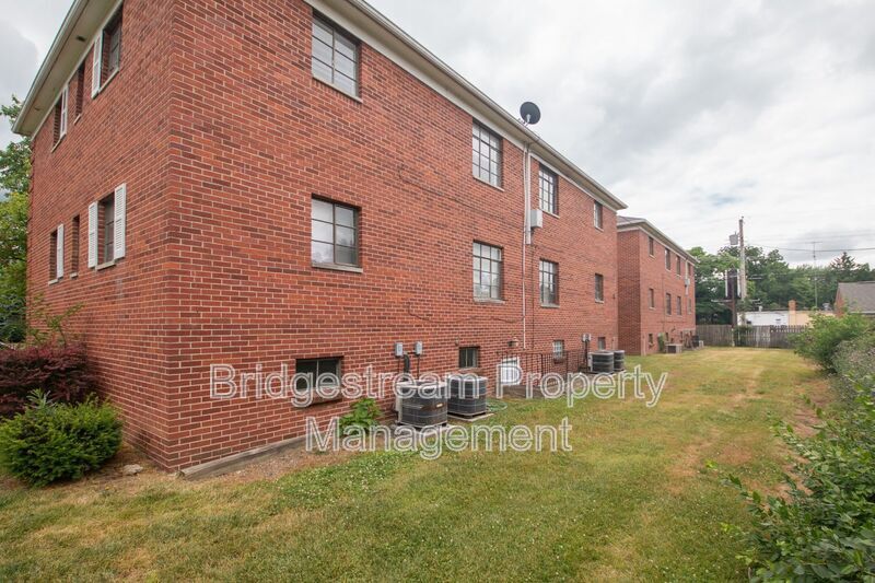 Photo - 619 Gainsborough Rd