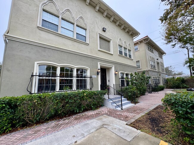 Updated 2 Bed 2.5 Bath Townhouse in A+ loc... - Updated 2 Bed 2.5 Bath Townhouse in A+ loc...