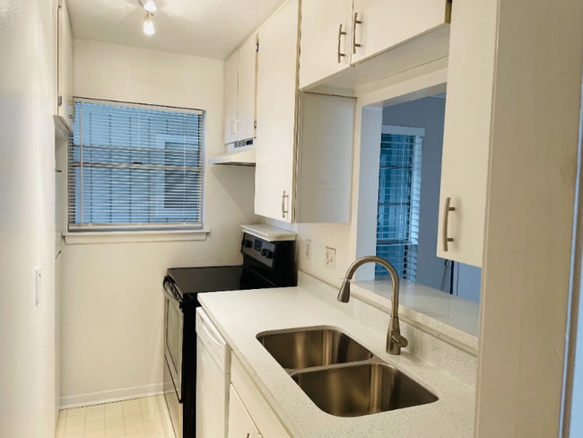 Photo - 1414 Castle Ct Unit 10