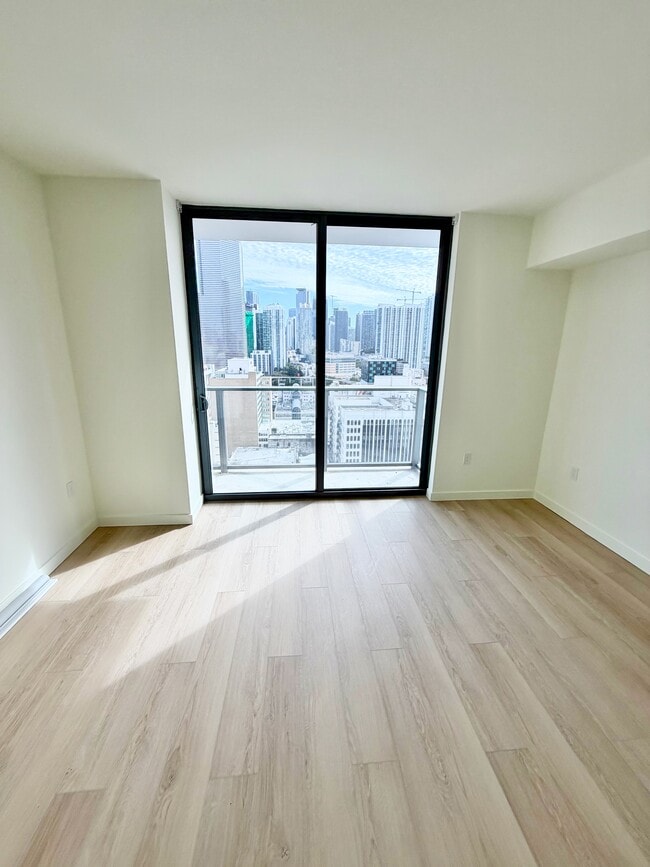 Photo - 141 NE 2nd St Unidad 900