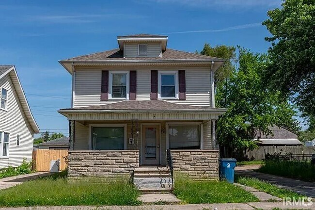 Building Photo - 914 W 6th St Rental