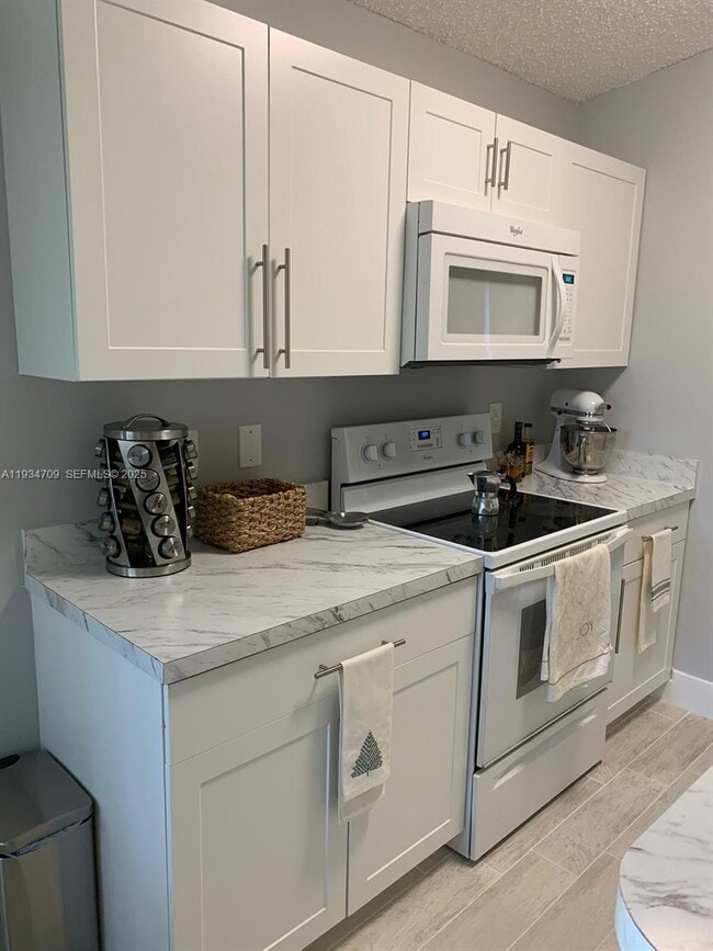 Building Photo - 9999 Summerbreeze Dr Unit 720