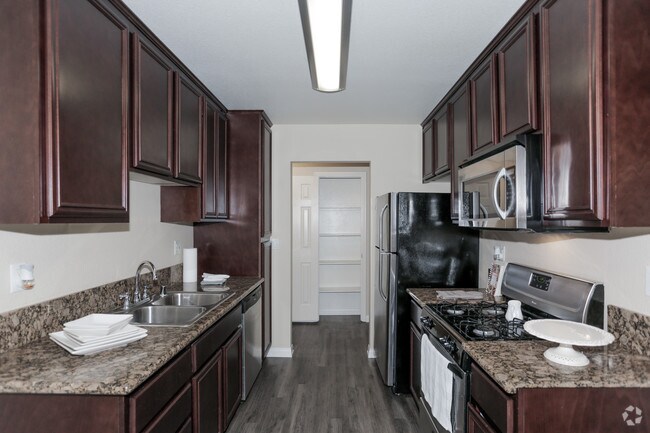 2BR, 2BA - 1004 SF Vaulted Ceiling