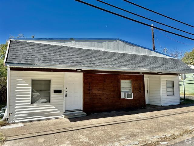 Building Photo - 1700 S Travis St Rental