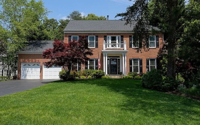Building Photo - Fantastic on Fordham, 5 bed + 3.5 Bath Tot... Rental