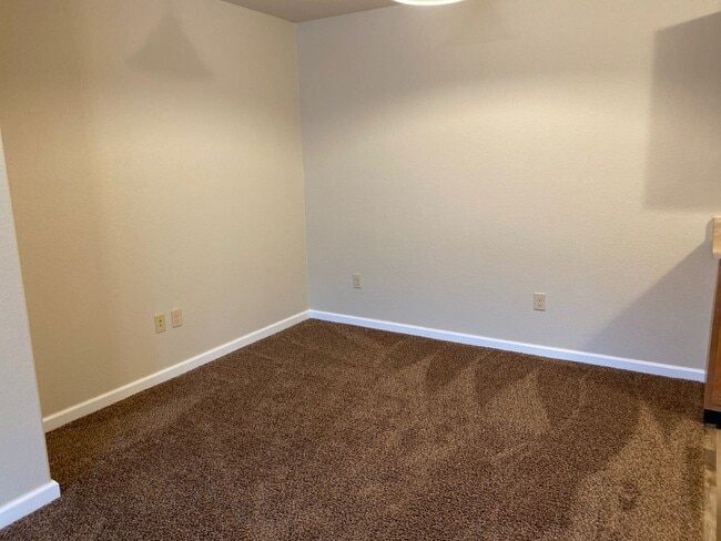 Building Photo - Life Just Got Better at Breckinridge Apartments! Unit R206