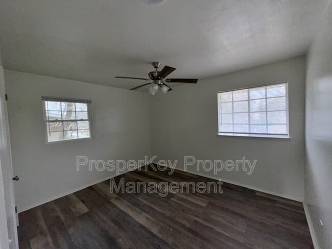 Photo - 4704 Estonia St