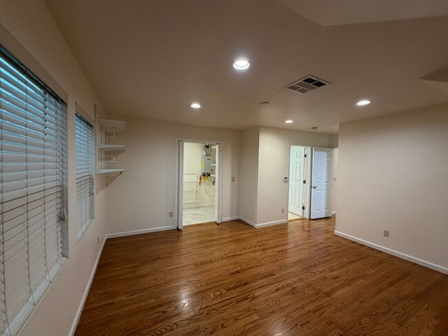 Building Photo - 1630Lynd Unit 1632