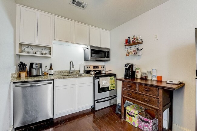 Photo - 3256 Greene Ave Unit Full