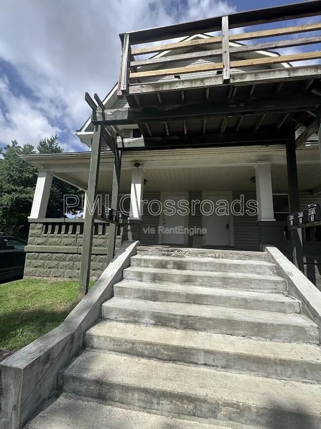 Building Photo - 472 Sumner St Unit 1