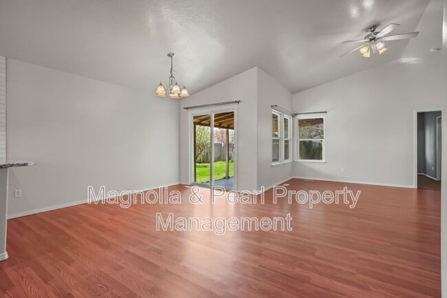 Photo - 979 Peregrine Dr