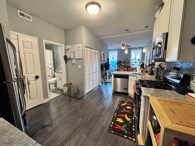 Photo - 1300 N Greenview Ave Unit 1F