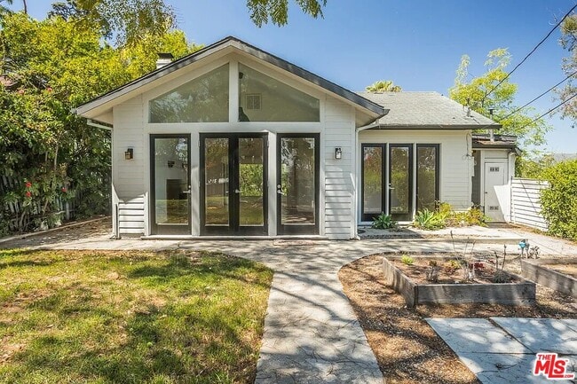 Building Photo - 2335 Silver Ridge Ave