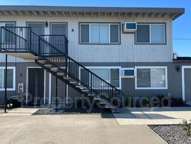 Building Photo - 911 E H St Unit 2