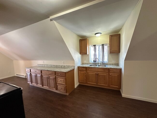 Amplio espacio de almacenamiento y encimera - 41 Lewiston Ave Unidad 3