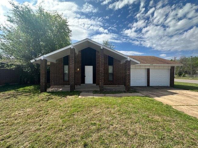 Building Photo - 3 bed, 1 1/2 bath, 2 car garage