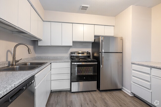 2BR, 1BA - 842 SF
