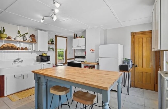 Photo - 62 Maple St Unit Upper Level in Duplex