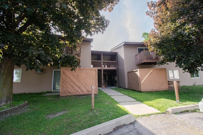Building Photo - Nicely updated 2br condo in excellent NE location! Unit 13