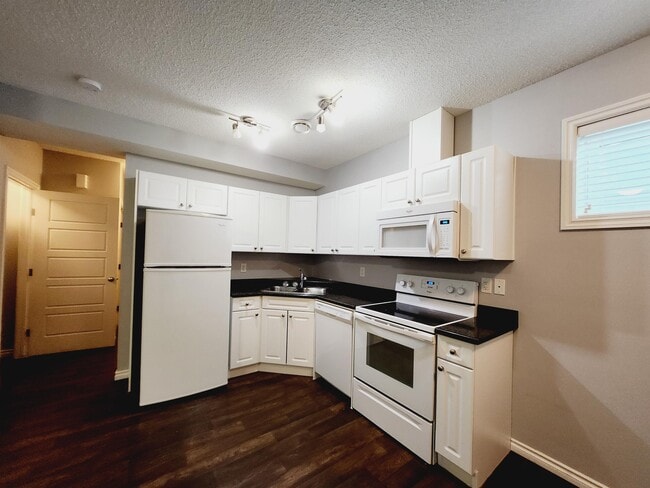 Photo - 21912-21990 90 Ave NW