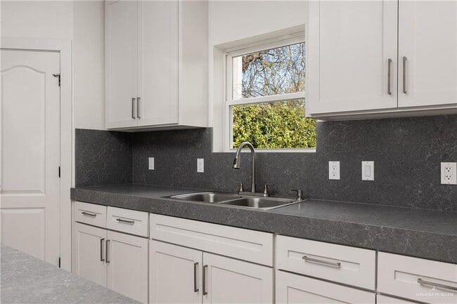 Photo - 15 S 42nd St