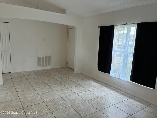 Photo - 117 Hillock Ave NW