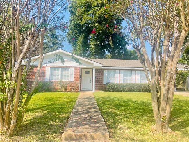 Building Photo - 3 Bedroom/2 Bathroom - Move-In Ready!! Rental
