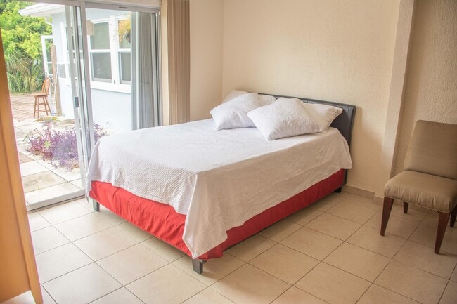 Building Photo - 1165 Cabana Rd Unit 6