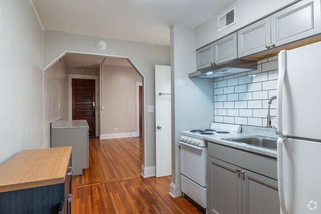 1BR, 1BA - 560SF - Kitchen