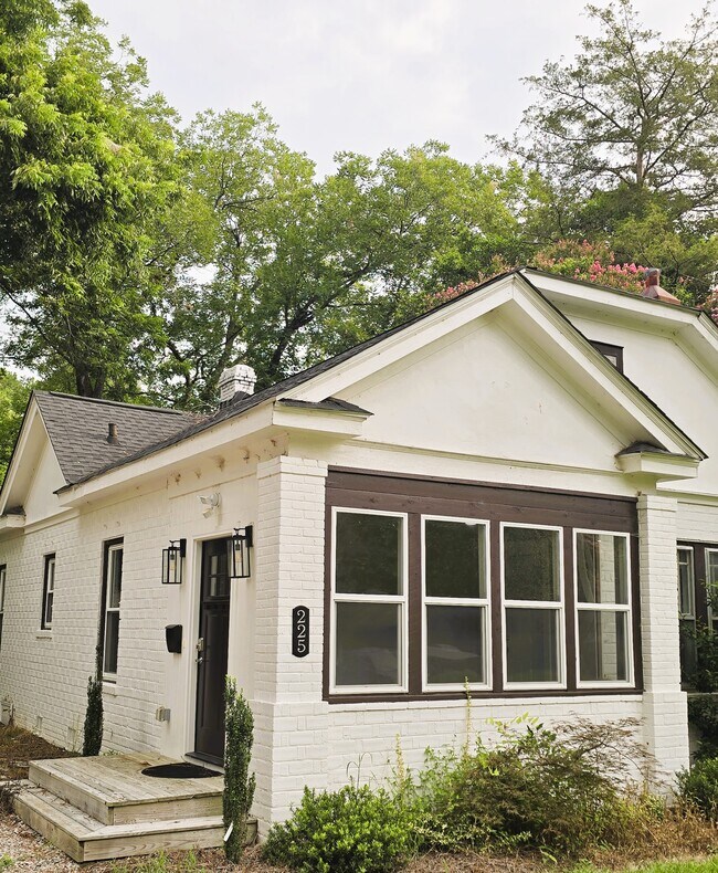 Photo - 225 Bond St