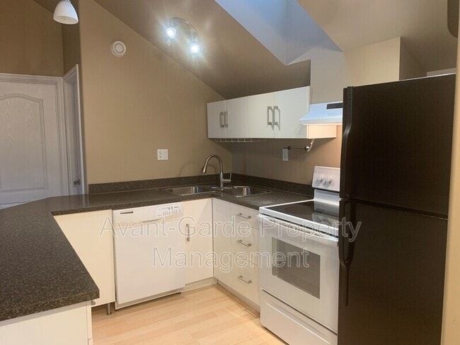 Photo - 9116-9194 94 Ave NW
