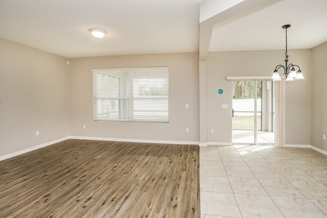 Photo - 9039 41st St E