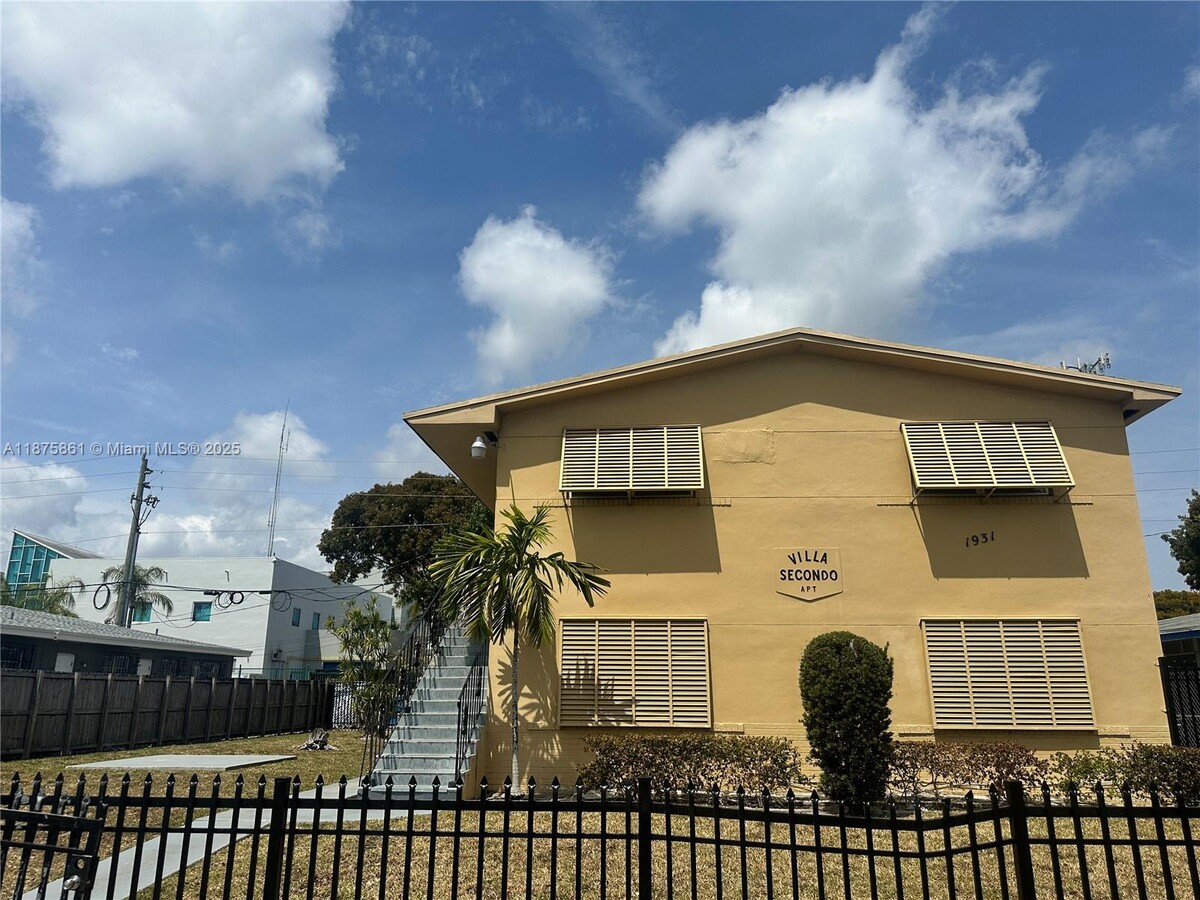 Photo - 1931 NE 168th St Apartment Unit 4