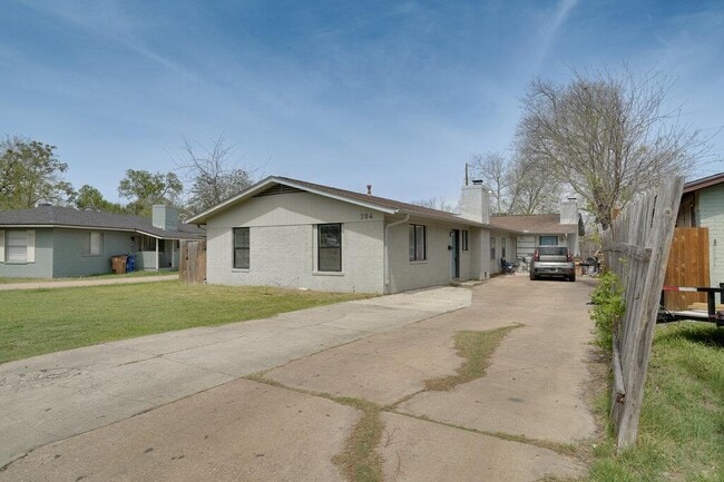 Photo - 304 John N Garner Cir