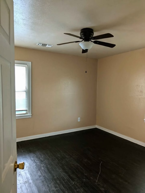 Photo - 717 Mickan St