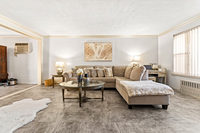 Photo - 1318 E 58th St Unit 1