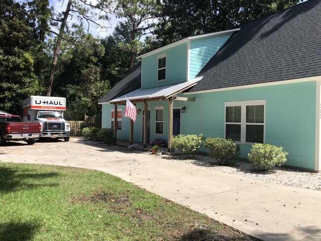 Newer house built in 2018 with separate upstairs and downstairs units - 202 Dixie Ave Casa Adosada