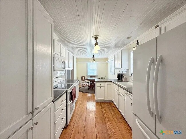 Photo - 462 Flatrock Dr