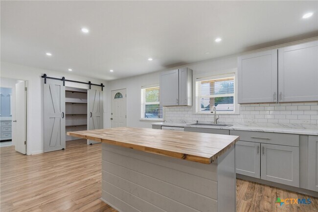 Photo - 1307 Summit Dr