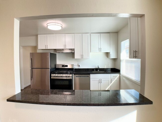 Photo - RENOVATED Top Floor. DISHWASHER! ON-SITE LAUNDRY! HARDWOOD! Unit 738