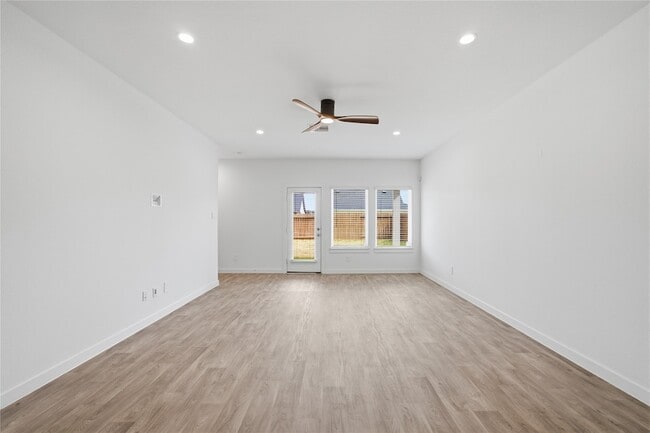 Photo - 31638 Featherstone Trl