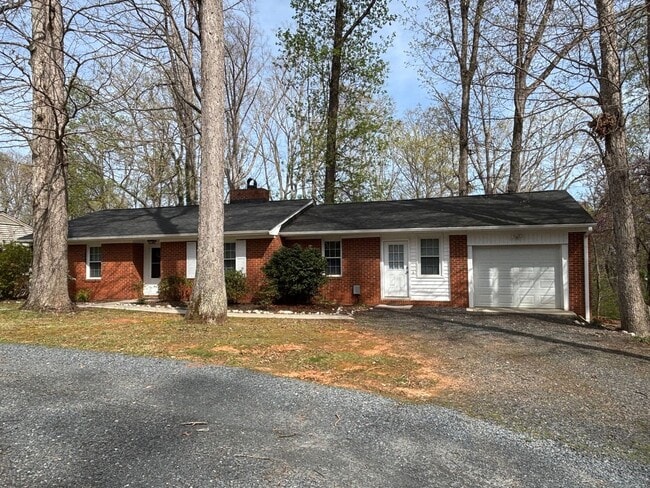 Photo - 3 BED, 2 BATH BRICK HOME IN ASHEBORO!