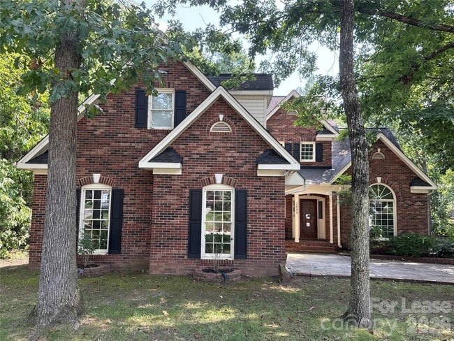 Building Photo - 2649 Willowbrook Dr