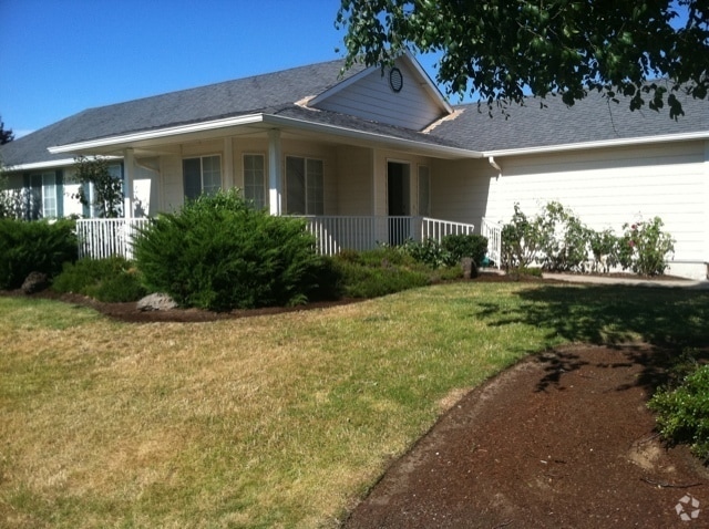 Building Photo - 3 Bedroom Home with Deck and Fenced Yard