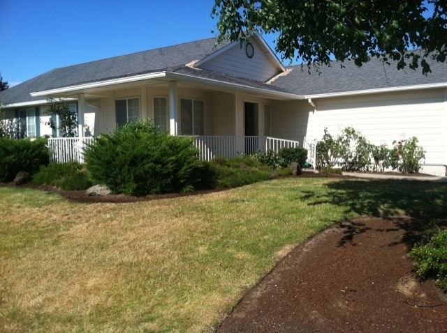 3 Bedroom Home with Deck and Fenced Yard - 3 Bedroom Home with Deck and Fenced Yard