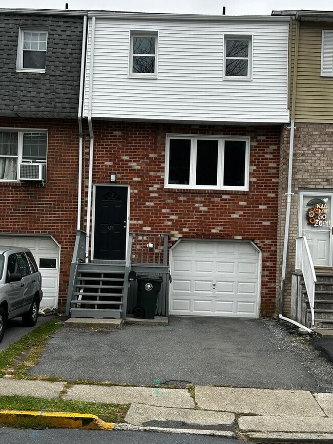 Building Photo - 3BR Townhome with garage! - Northampton School District