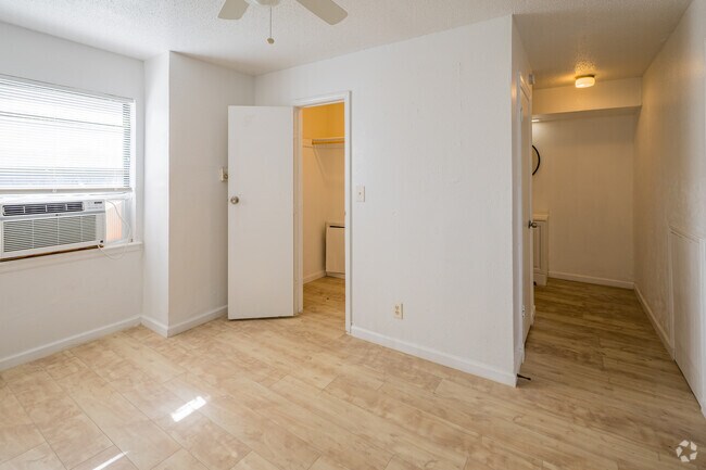1BR, 1BA - 700SF - Bedroom