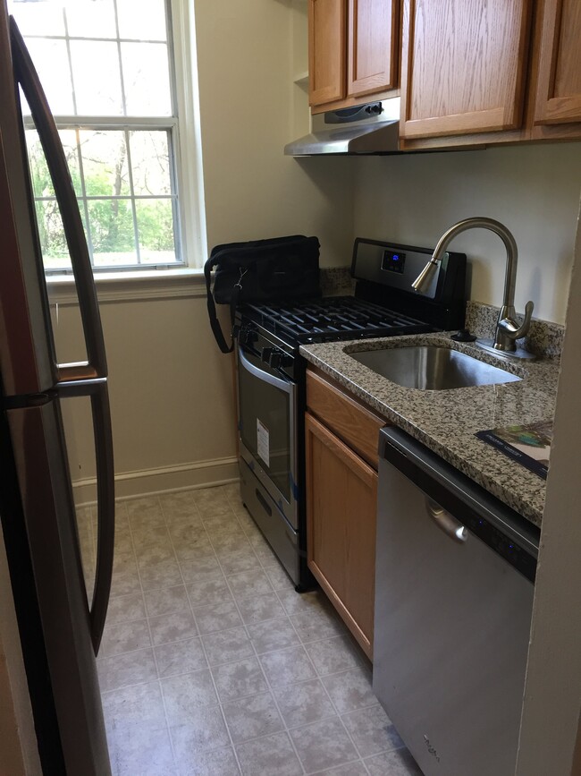 Building Photo - 24 S Old Glebe Road Unit Apt 3C